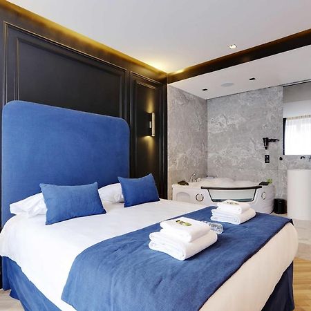 Couples Getaway Unit With Jacuzzi - City Center Parigi Esterno foto