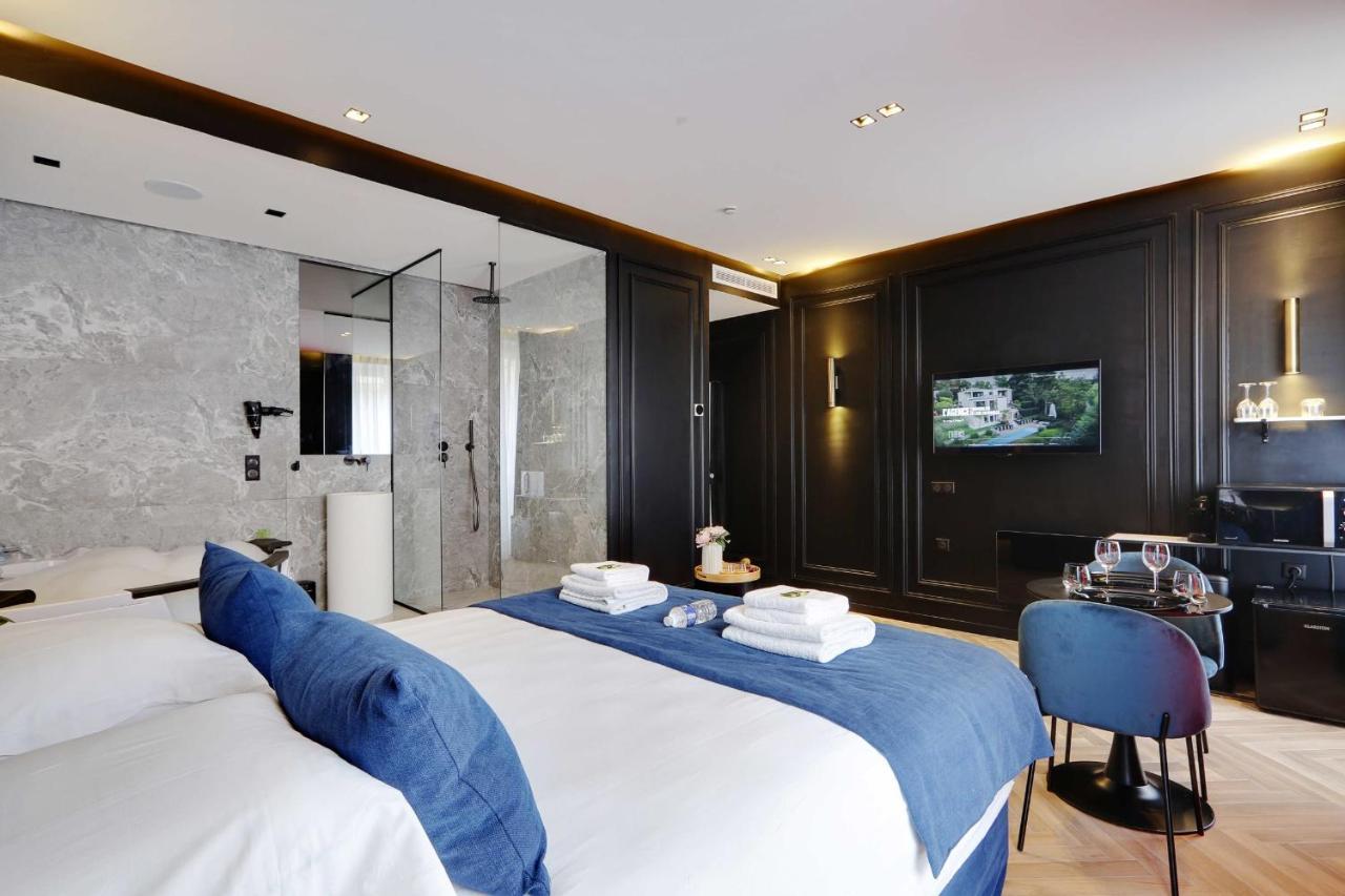 Couples Getaway Unit With Jacuzzi - City Center Parigi Esterno foto