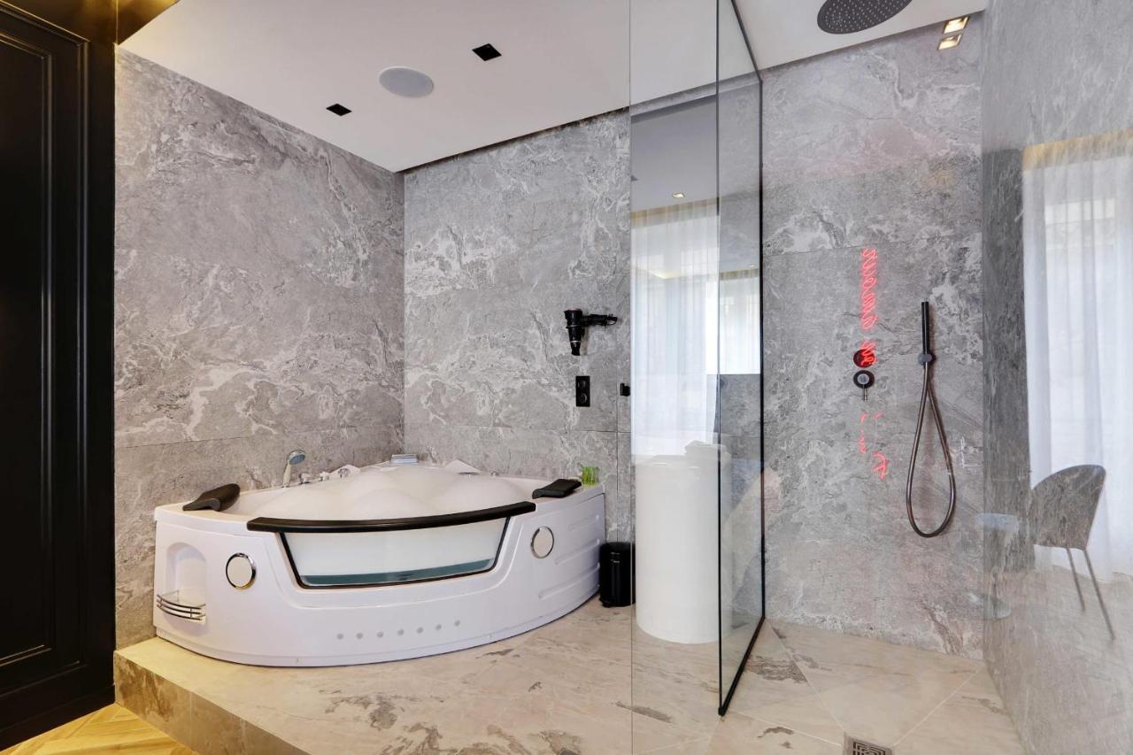 Couples Getaway Unit With Jacuzzi - City Center Parigi Esterno foto