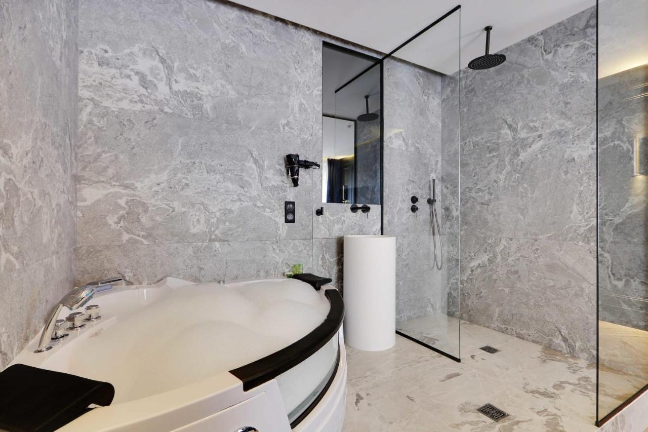 Couples Getaway Unit With Jacuzzi - City Center Parigi Esterno foto